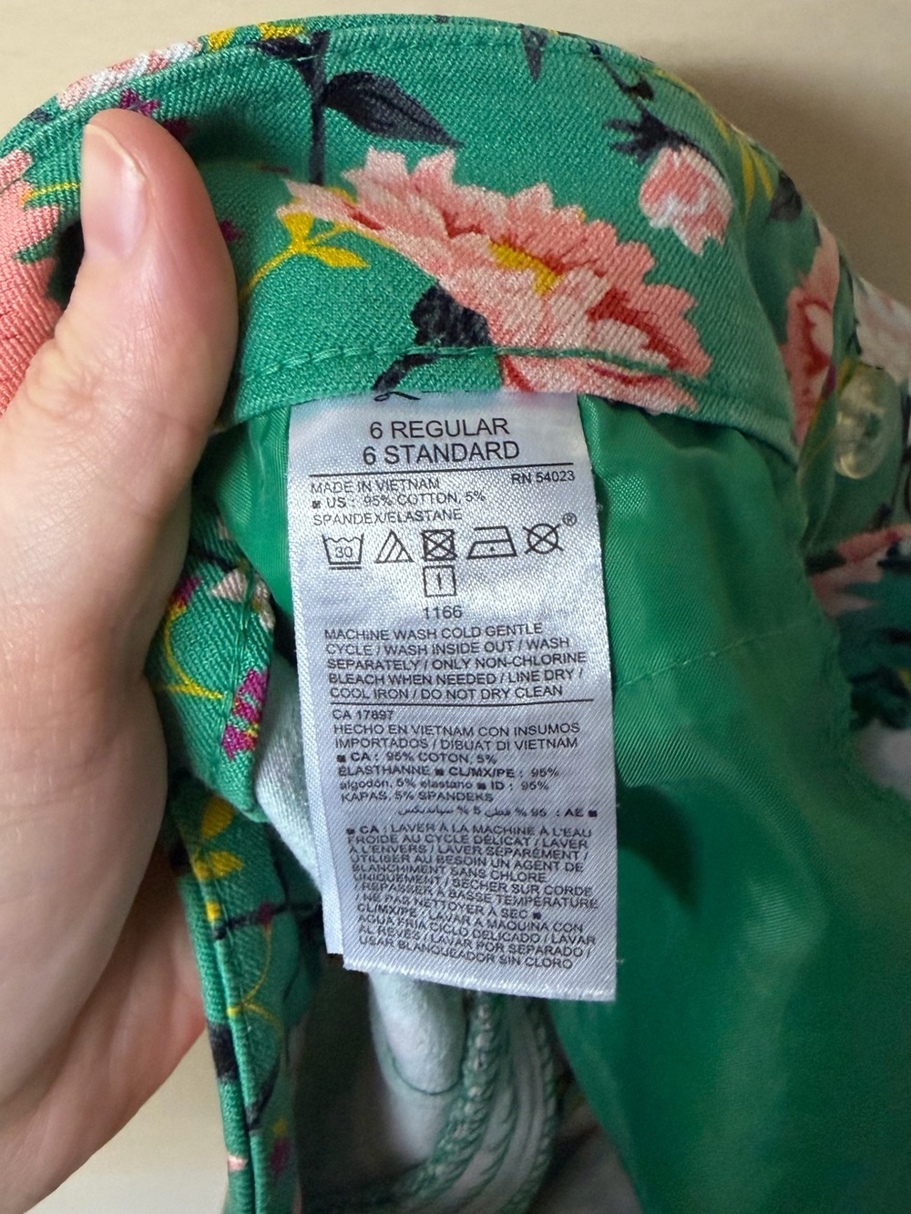 2/$30⚡️- PANTS | Women’s Old Navy Pixie mid rise pants size 6 - Picture 4 of 6